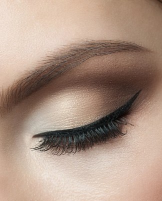Güzelliklere Güzellik Katan makyaj malzemeleri eye-liner nasıl sürülür?